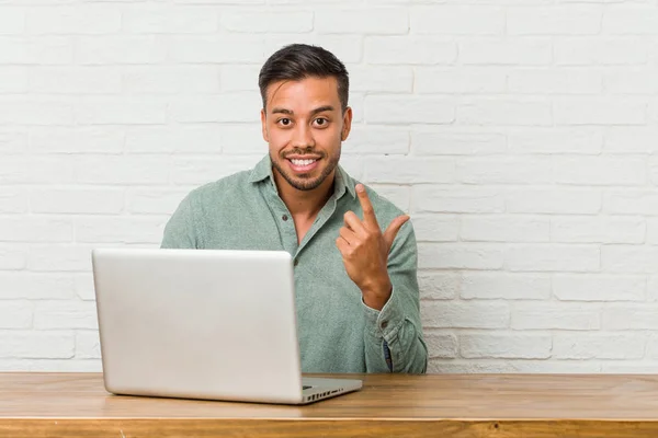 Jonge Filipino Man Zit Werken Met Zijn Laptop Wijzend Met — Stockfoto