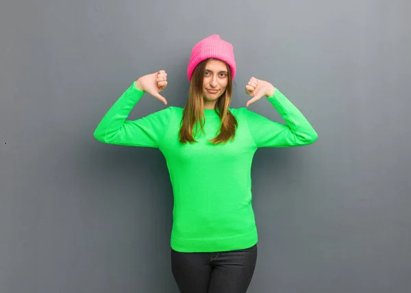 Junge Natürliche Russische Mädchen Zeigt Mit Dem Finger Beispiel Folgen — Stockfoto