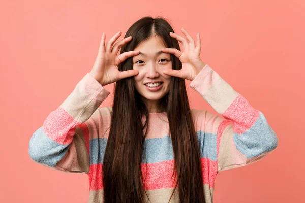 Joven Mujer China Fresca Mantener Los Ojos Abiertos Para Encontrar —  Fotos de Stock