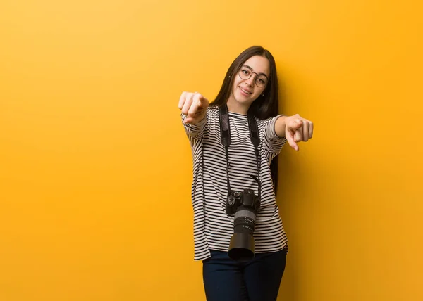 Jovem Fotógrafa Mulher Alegre Sorridente — Fotografia de Stock