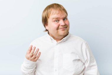 Genç otantik kızıl saçlı şişman adam seni işaret ediyor sanki davet ediyormuş gibi..