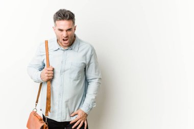 Çok sinirli ve agresif çığlık genç yakışıklı iş adamı.