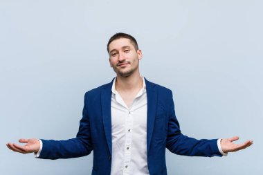 Genç beyaz adam hoş bir yüz ifadesi sergiliyor..