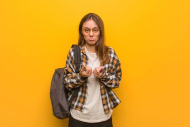 Genç öğrenci kadın ihtiyaç jesti yapıyor