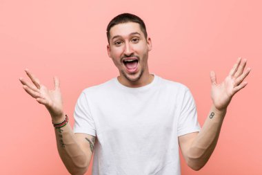 Genç adam zaferi ya da başarıyı kutluyor.