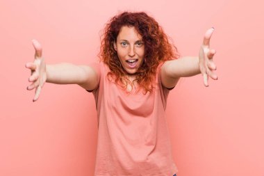 Genç, doğal ve otantik kızıl saçlı kadın kameraya sarıldığı için kendinden emin..