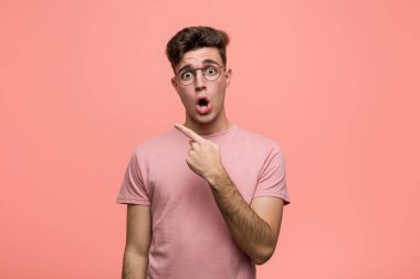 Kafkasyalı genç adam yan tarafı işaret ediyor.