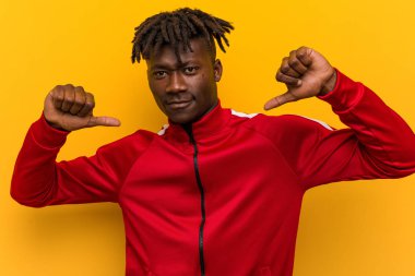 Genç fitness Afrikalı adam gururlu ve kendinden emin hissediyor, örnek olarak.