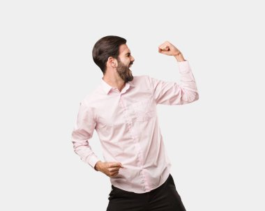 Genç yakışıklı adam değil teslim oluyor