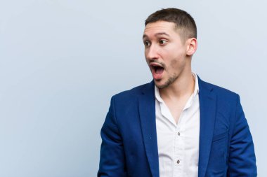 Genç beyaz bir adam gördüğü bir şey yüzünden şoka uğruyor..