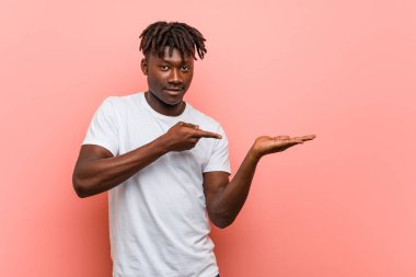 Genç Afrikalı siyahi adam Palm 'da fotokopi yeri tutarken heyecanlanıyor.