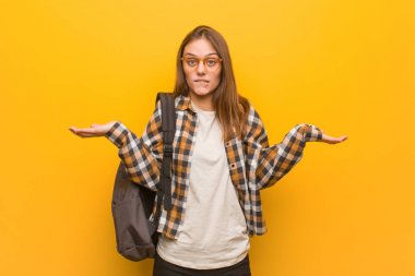 Genç öğrenci kadın karışık ve şüpheli