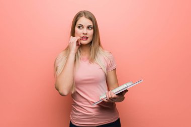 Tırnak yiyen genç, güzel Rus kız, gergin ve çok endişeli. Elinde kitaplar var..