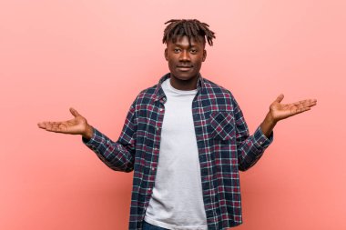 Genç Afrikalı siyah adam hoş bir yüz ifadesi sergiliyor..