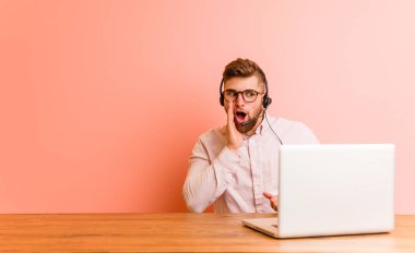 Çağrı merkezinde çalışan genç adam gizli bir fren haberinden bahsediyor.