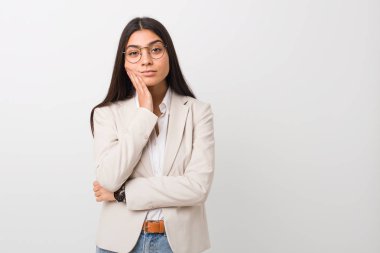 Genç bir Arap kadın beyaz bir arkaplan karşısında izole edilmiş sıkılmış, yorgun ve dinlenmeye ihtiyacı var..