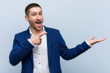 Kafkasyalı genç iş adamı, elinde bir fotokopi odası tutarken heyecanlanıyor..