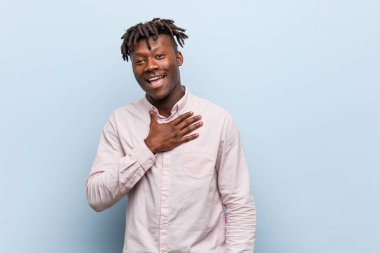 Genç iş adamı Afrikalı siyahi adam elini göğsüne koyduğunda kahkahalar atıyor..