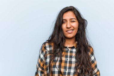 Genç, havalı Hintli kadın göz kırpıyor, komik, arkadaş canlısı ve kaygısız.