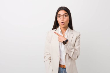 Genç bir iş kadını, beyaz bir arkaplanda izole edilmiş.