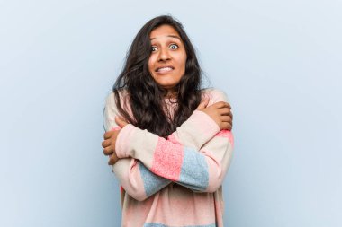 Genç moda Hintli kadın düşük ateş ya da hastalık yüzünden soğuyor..