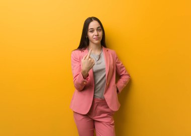 Genç ve modern iş kadını gelmek istiyor.