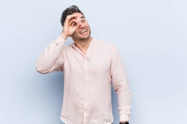 Yakışıklı, yakışıklı adam heyecanlı, jesti gözünün önünden ayırmıyor..