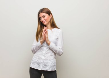 Genç Rus kız plan yapıyor.