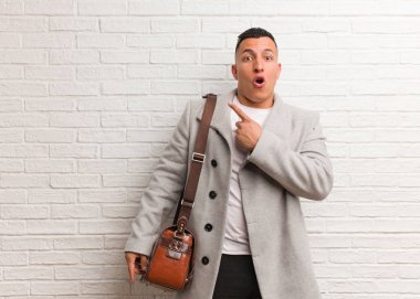 Genç Latin iş adamı yan tarafı işaret ediyor.