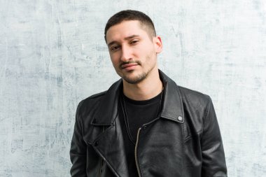 Genç rockçı göz kırpıyor, komik, arkadaş canlısı ve kaygısız.