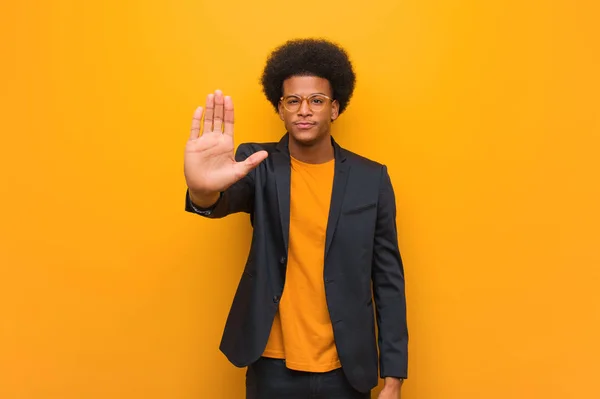 Jovem Empresário Afro Americano Homem Sobre Uma Parede Laranja Colocando — Fotografia de Stock