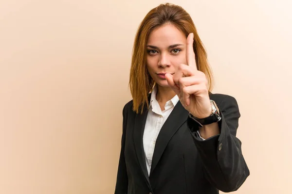 Junge Kaukasische Geschäftsfrau Zeigt Nummer Eins Mit Finger — Stockfoto