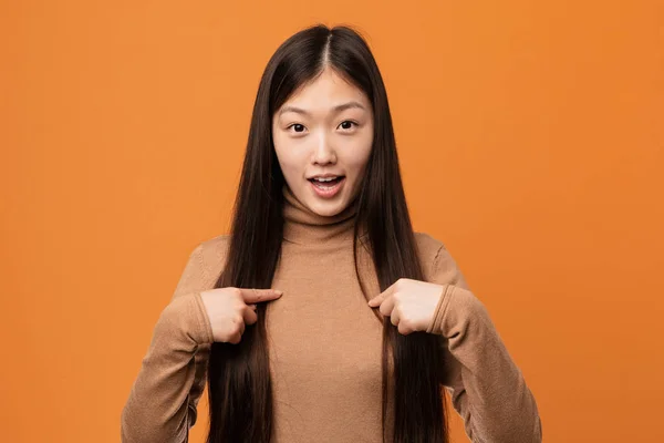 Jovem Mulher Chinesa Bonita Surpreso Apontando Para Mesmo Sorrindo Amplamente — Fotografia de Stock