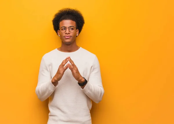 Jeune Homme Afro Américain Sur Mur Orange Train Élaborer Plan — Photo