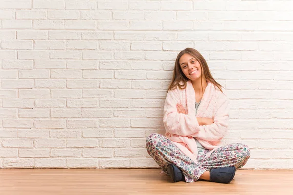 Jonge Vrouw Het Dragen Van Pyjama Kruising Armen Glimlachen Ontspannen — Stockfoto