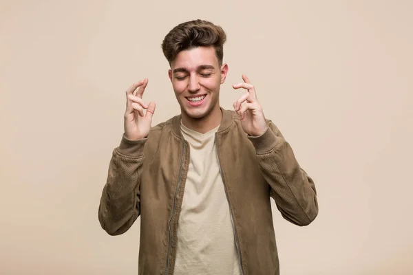 Jonge Blanke Man Draagt Een Bruin Jasje Lacht Veel Geluksconcept — Stockfoto