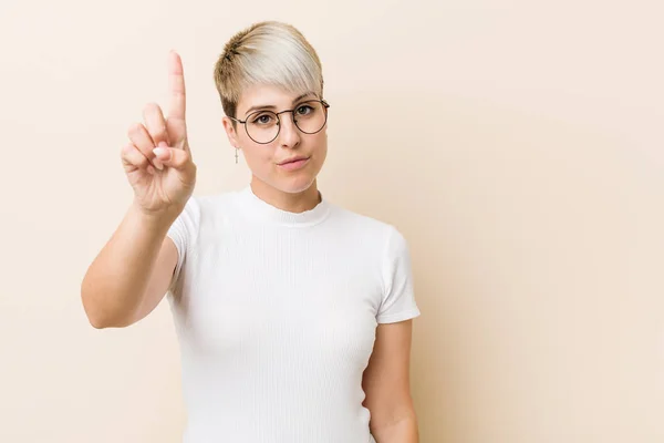 Genç Otantik Beyaz Tişörtlü Bir Kadın Parmağıyla Bir Numarayı Gösteriyor — Stok fotoğraf