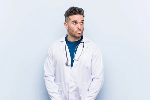 Jovem Bonito Médico Homem Confuso Sente Duvidoso Inseguro — Fotografia de Stock