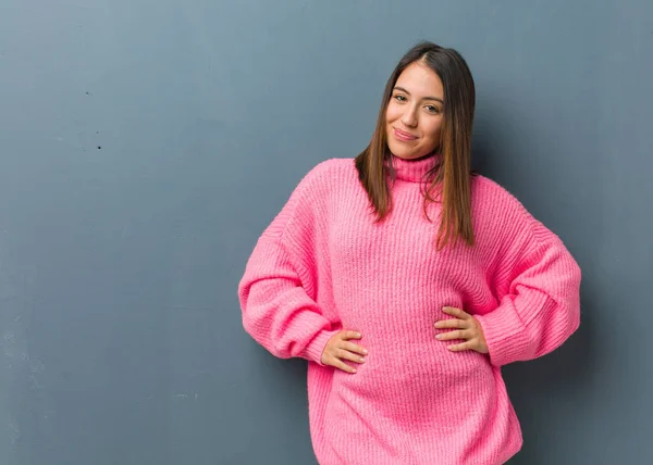 Jonge Moderne Vrouw Met Handen Heupen — Stockfoto