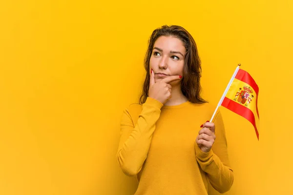 Junge Europäerin Mit Spanischer Fahne Die Mit Zweifelndem Und Skeptischem — Stockfoto