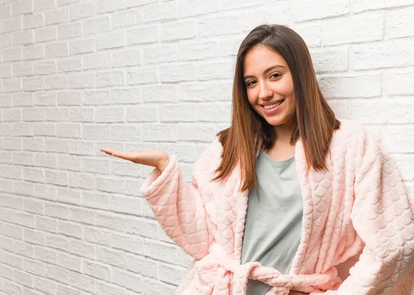 Ung Kvinna Klädd Pyjamas Hålla Något Med Handen — Stockfoto
