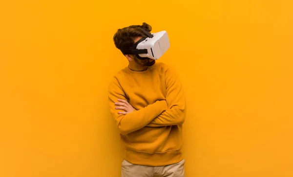 Joven con gafas de realidad virtual —  Fotos de Stock