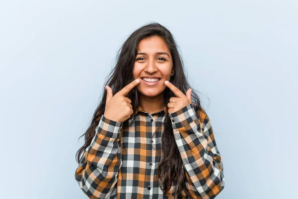 Junge Coole Indische Frau Lächelt Und Zeigt Mit Dem Finger — Stockfoto