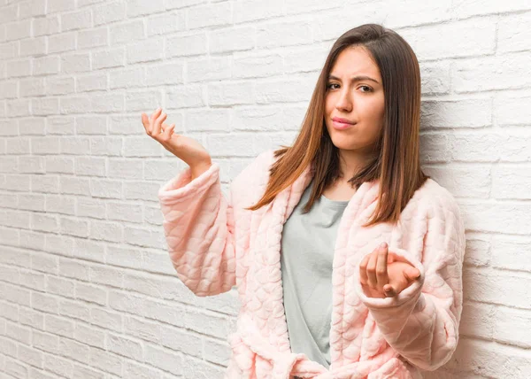 Mujer Joven Con Pijama Confusa Dudosa —  Fotos de Stock