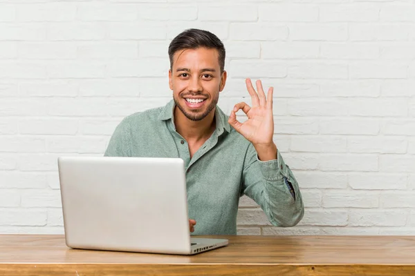 Jeune Homme Philippin Assis Travailler Avec Son Ordinateur Portable Joyeux — Photo