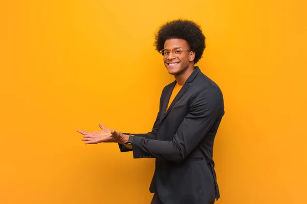 Giovane Uomo Affari Afro Americano Sopra Muro Arancione Che Tiene — Foto Stock