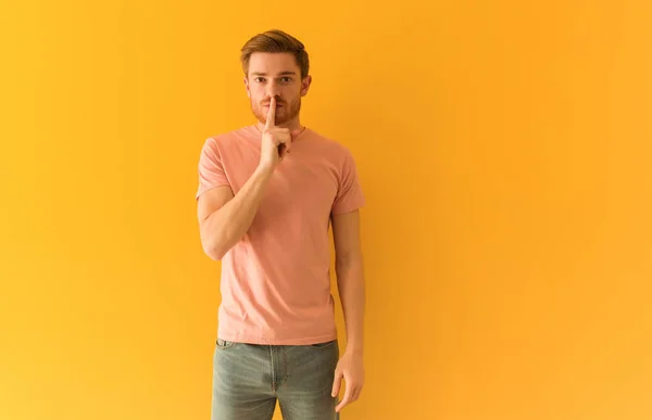 Joven Pelirrojo Guardando Secreto Pidiendo Silencio — Foto de Stock