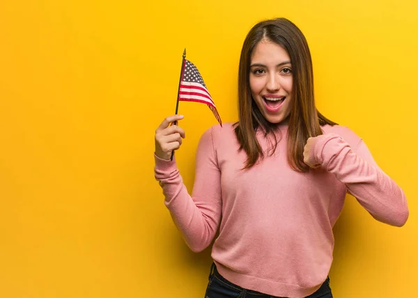 Młoda Urocza Kobieta Trzyma Flagę Stanów Zjednoczonych Zaskoczony Czuje Się — Zdjęcie stockowe