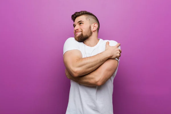 Jonge Knappe Blanke Man Omhelst Zichzelf Glimlachend Zorgeloos Gelukkig — Stockfoto