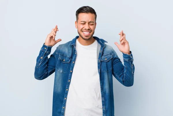 Joven Hombre Filipino Guapo Cruzando Los Dedos Para Tener Suerte —  Fotos de Stock